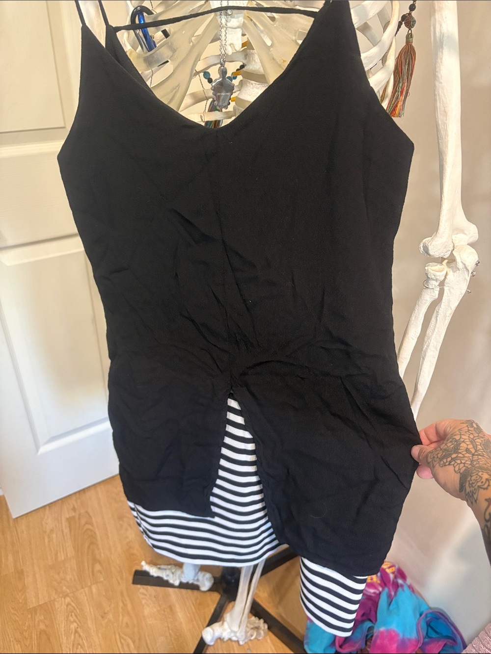 Black V-Neck Sleeveless Camisole with Front Twist - Unspecified Brand